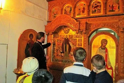 У алтаря 2